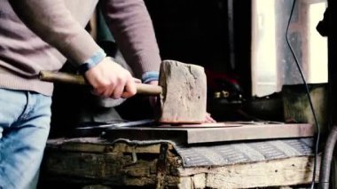Geleneksel tenekeci iş. Bakır smith kabartma eserler bakır yapar. Mutfak eşyaları, işçiliği mallar yaş eski sanat tasarımı. Bakır oyma. Bir hatıra. Yakın çekim bakır smith çalışma çekim.