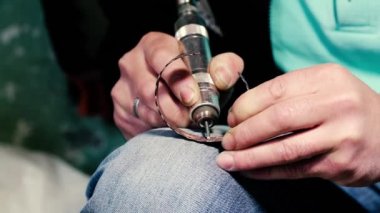 Geleneksel tenekeci iş. Bakır smith kabartma eserler bakır yapar. Mutfak eşyaları, işçiliği mallar yaş eski sanat tasarımı. Bakır oyma. Bir hatıra. Yakın çekim bakır smith çalışma çekim.