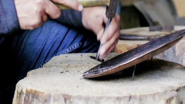 Geleneksel tenekeci iş. Bakır smith kabartma eserler bakır yapar. Mutfak eşyaları, işçiliği mallar yaş eski sanat tasarımı. Bakır oyma. Bir hatıra. Yakın çekim bakır smith çalışma çekim.