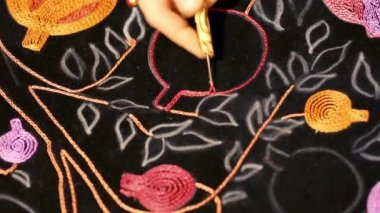 Nakış sanat ve nakış, kanca motifleri vardır iyi bilinen çiçek tasarımları/el sanatları/tarafından yapılan deneyimli Usta'nın iğne iş, Azərbaycanda iyi nakış. Eski vintage sanat.