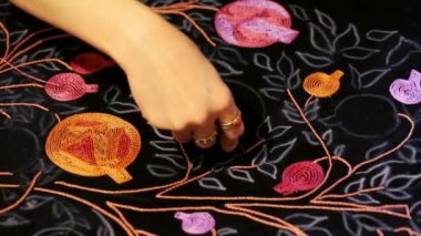 Nakış sanat ve nakış, kanca motifleri vardır iyi bilinen çiçek tasarımları/el sanatları/tarafından yapılan deneyimli Usta'nın iğne iş, Azərbaycanda iyi nakış. Eski vintage sanat.