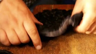 Şapka-maker çalışır. Verme süreci bir şapka. Astrahan şapka orijinal yün ve deri. Astrahan şapka ve keçe pelerin. Şapka maker makası kavramı ahşap doku.