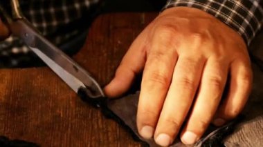Şapka-maker çalışır. Verme süreci bir şapka. Astrahan şapka orijinal yün ve deri. Astrahan şapka ve keçe pelerin. Şapka maker makası kavramı ahşap doku.