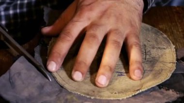 Şapka-maker çalışır. Verme süreci bir şapka. Astrahan şapka orijinal yün ve deri. Astrahan şapka ve keçe pelerin. Şapka maker makası kavramı ahşap doku.