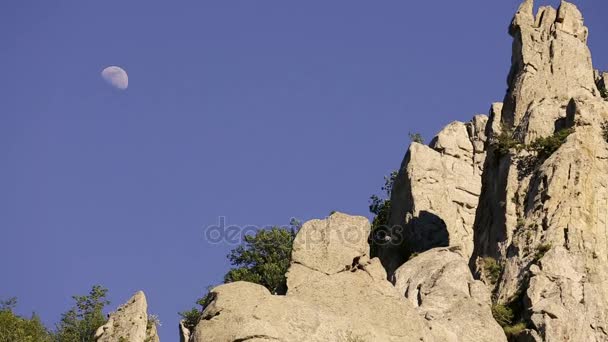 Kaukaski góry skały i Księżycu w błękitne niebo — Wideo stockowe