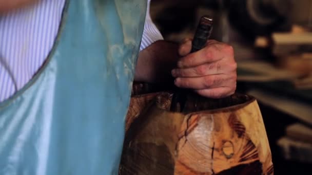 Luthier 메이커 워크샵 그리고 클래식 음악 악기 악기-타르-아제르바이잔인 악기 만들기. 테스트 하 고 오래 된 악기를 만들어입니다. Luthier 작업. — 비디오