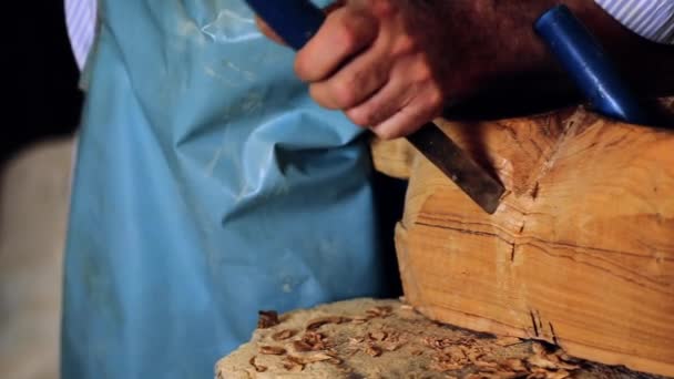 Luthier maker workshop and classical music instruments making musical instruments - tar - national Azerbaijani musical instrument. Probando y elaborando instrumentos musicales antiguos. Trabajo más luthier . — Vídeos de Stock