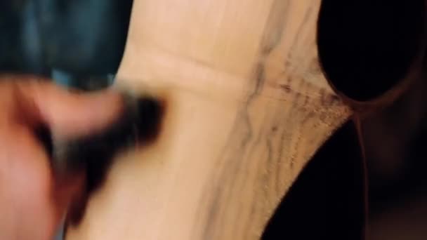 Laboratorio di liutai e strumenti di musica classica che producono strumenti musicali - tar - strumento musicale azero nazionale. Prova e realizzazione di vecchi strumenti musicali. Lavoro liutaio . — Video Stock