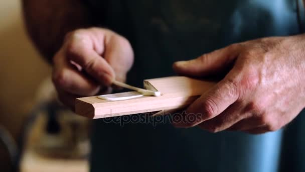 Vioolbouwer maker workshop en klassieke muziekinstrumenten maken muziekinstrumenten - tar - nationale Azerbeidzjaanse muziekinstrument. Testen en bewerken van oude muziekinstrument. Vioolbouwer werk. — Stockvideo