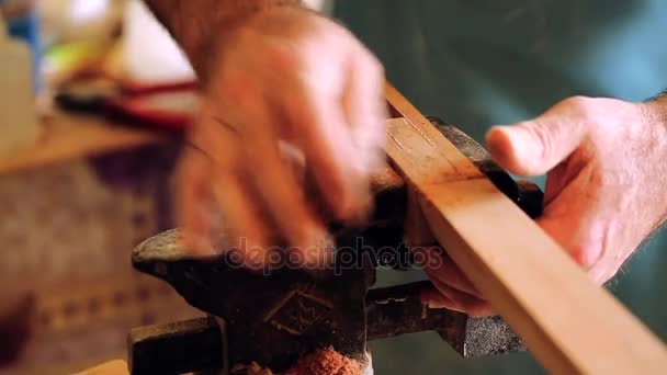 Atelier luthier et instruments de musique classique fabriquant des instruments de musique - tar - instrument de musique national azerbaïdjanais. Test et fabrication de vieux instruments de musique. Travail plus lumineux . — Video