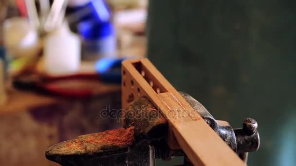 Vioolbouwer maker workshop en klassieke muziekinstrumenten maken muziekinstrumenten - tar - nationale Azerbeidzjaanse muziekinstrument. Testen en bewerken van oude muziekinstrument. Vioolbouwer werk. — Stockvideo