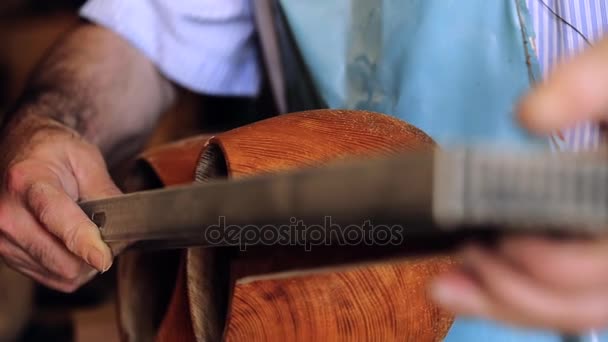 Oficina de Luthier maker e instrumentos de música clássica que fazem instrumentos musicais - alcatrão - instrumento musical nacional azerbaijanês. Teste e elaboração de instrumentos musicais antigos. Trabalho de Luthier . — Vídeo de Stock