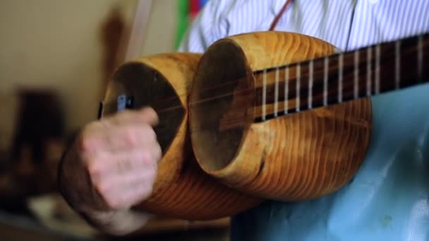 Vioolbouwer maker workshop en klassieke muziekinstrumenten maken muziekinstrumenten - tar - nationale Azerbeidzjaanse muziekinstrument. Testen en bewerken van oude muziekinstrument. Vioolbouwer werk. — Stockvideo