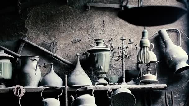 Warsztat kowala i wielu ręcznie wykonane miedziane naczynia, Lahich, Azerbejdżan — Wideo stockowe