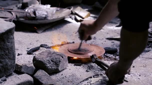 Tintorería tradicional. El herrero de cobre fabrica artefactos de cobre. Diseñar utensilios, el arte milenario de la elaboración de artículos. Grabado de cobre. Recuerdos. Disparos de cerca Trabajo herrero de cobre . — Vídeo de stock