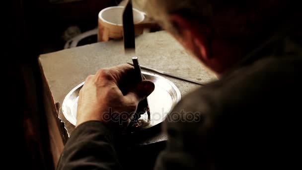 Tradizionale lavoro da fabbro. Il fabbro del rame fa i manufatti di goffratura dal rame. Progettare utensili, l'antica arte della lavorazione di articoli. Incisione in rame. Souvenir. Sparatoria primo piano Lavoro di fabbro di rame . — Video Stock