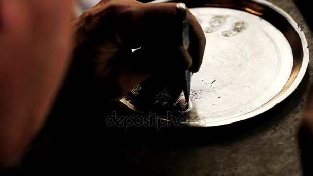 Tintorería tradicional. El herrero de cobre fabrica artefactos de cobre. Diseñar utensilios, el arte milenario de la elaboración de artículos. Grabado de cobre. Recuerdos. Disparos de cerca Trabajo herrero de cobre . — Vídeo de stock