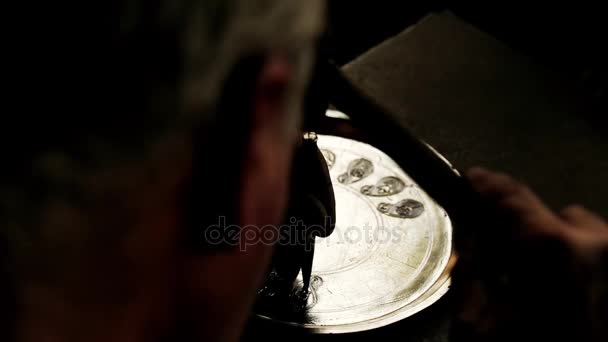 Traditionele tinnegieter werk. Koper smith maakt embossing artefacten van koper. Het ontwerpen van gebruiksvoorwerpen, de leeftijds oude kunst van het knutselen waren. Kopergravure. Souvenirs. Schieten close-up koper smith werk. — Stockvideo