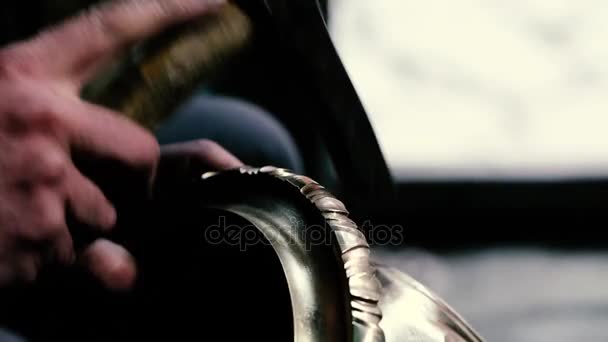 Travail traditionnel de ferblantier. Le forgeron de cuivre fabrique des artefacts de gaufrage à partir de cuivre. Concevoir des ustensiles, l'art séculaire de l'artisanat. Gravure sur cuivre. Souvenirs. Plan rapproché Travail de forgeron de cuivre .