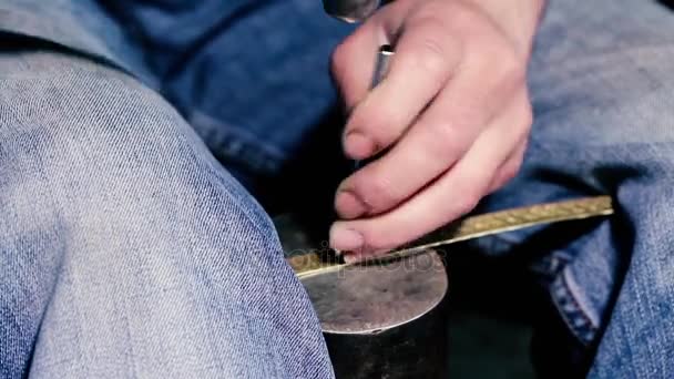 Traditionele tinnegieter werk. Koper smith maakt embossing artefacten van koper. Het ontwerpen van gebruiksvoorwerpen, de leeftijds oude kunst van het knutselen waren. Kopergravure. Souvenirs. Schieten close-up koper smith werk. — Stockvideo