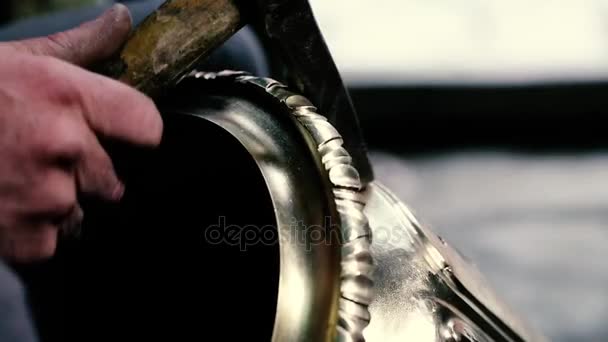 Tintorería tradicional. El herrero de cobre fabrica artefactos de cobre. Diseñar utensilios, el arte milenario de la elaboración de artículos. Grabado de cobre. Recuerdos. Disparos de cerca Trabajo herrero de cobre . — Vídeo de stock