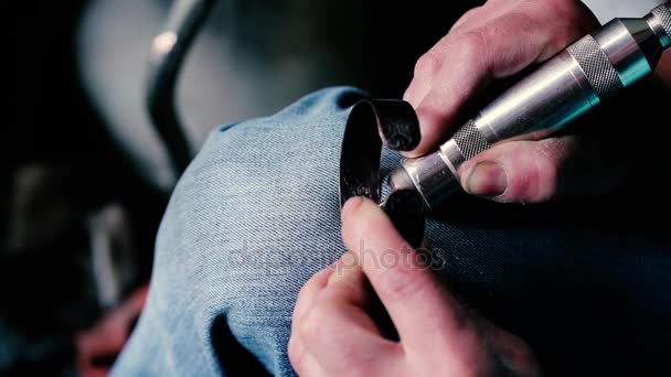 Traditionele tinnegieter werk. Koper smith maakt embossing artefacten van koper. Het ontwerpen van gebruiksvoorwerpen, de leeftijds oude kunst van het knutselen waren. Kopergravure. Souvenirs. Schieten close-up koper smith werk. — Stockvideo