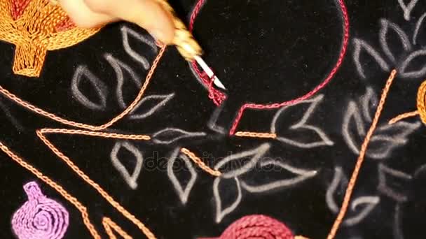 Broderie Art & crochet broderie, motifs sont des motifs floraux bien connus / Artisanat / fait par un artisan expérimenté de travail à l'aiguille, broderie fine en Azerbaïdjan. Ancien art vintage . — Video