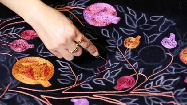 Вышивка Искусство и крюк вышивки, мотивы хорошо известны цветочные композиции / Ремесла / выполнены опытным ремесленником иглы, тонкая вышивка в Азербайджане. Старое винтажное искусство . — стоковое видео