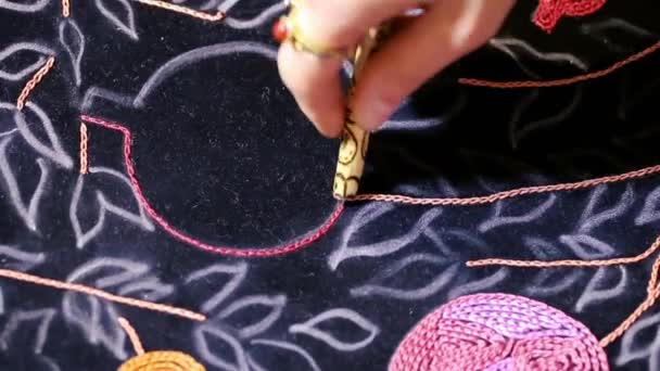 Вышивка Искусство и крюк вышивки, мотивы хорошо известны цветочные композиции / Ремесла / выполнены опытным ремесленником иглы, тонкая вышивка в Азербайджане. Старое винтажное искусство . — стоковое видео