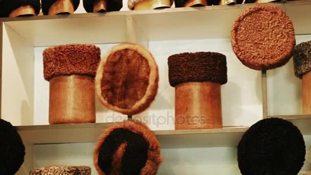 Hat-maker funciona. Proceso de fabricación de sombreros. Sombrero Astracán de lana y cuero originales. Sombrero Astracán y capa de fieltro. concepto de tijeras para sombreros en textura de madera . — Vídeo de stock