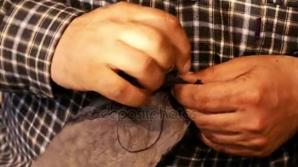 Hat-maker funciona. Proceso de fabricación de sombreros. Sombrero Astracán de lana y cuero originales. Sombrero Astracán y capa de fieltro. concepto de tijeras para sombreros en textura de madera . — Vídeo de stock