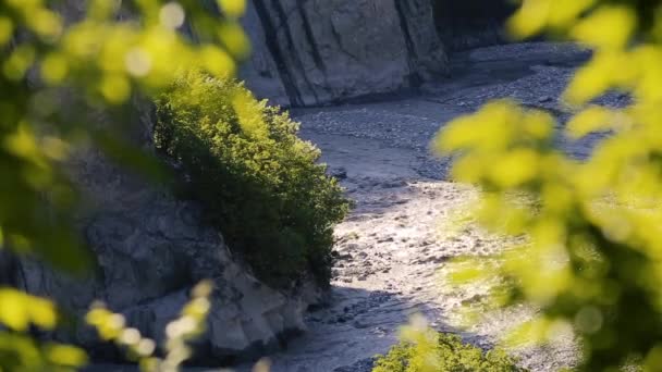 Paisaje con la naturaleza montañosa del Cáucaso. Naturaleza de verano. Los árboles crecen en un terreno rocoso. Azerbaiyán paisajes — Vídeo de stock