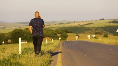 doğa arka plan yaz yol boyunca telefonda konuşan kel adam