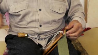 Getirtilmiştir. Eyer üretimi. Atölye çalışmalarında, deri ürünler usta. Esnaf deri. Eyer işçiliği. Eski vintage sanat. Geleneksel dikiş deri eyer noktası. Azerbaycan eski sanat.