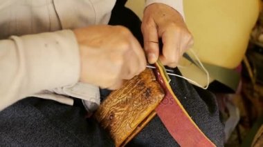 Getirtilmiştir. Eyer üretimi. Atölye çalışmalarında, deri ürünler usta. Esnaf deri. Eyer işçiliği. Eski vintage sanat. Geleneksel dikiş deri eyer noktası. Azerbaycan eski sanat.