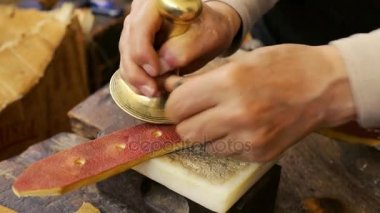 Getirtilmiştir. Eyer üretimi. Atölye çalışmalarında, deri ürünler usta. Esnaf deri. Eyer işçiliği. Eski vintage sanat. Geleneksel dikiş deri eyer noktası. Azerbaycan eski sanat.
