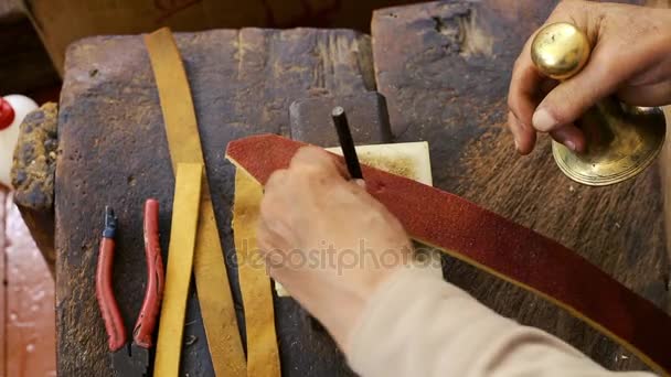 萨德勒.马鞍制造。皮革制品工匠在工作在他的车间。手工皮革。马鞍的手工制作。老式 art。传统的缝纫皮革的鞍点。阿塞拜疆老艺术. — 图库视频影像