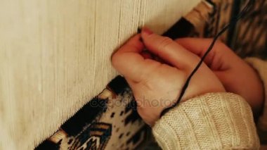 Halı dokuma. Türk kadını bir manuel sallama makinesi ile barış hakiki deve yün ile bir halı dokuma. 