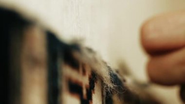 Halı dokuma. Türk kadını bir manuel sallama makinesi ile barış hakiki deve yün ile bir halı dokuma. 