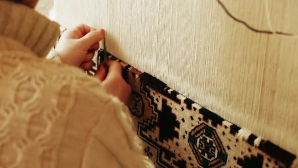 Tejido de alfombras. Mujer turca tejiendo una alfombra con paz de lana de camello genuina con una máquina de ondulación manual . — Vídeos de Stock