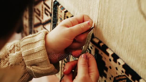 Tejido de alfombras. Mujer turca tejiendo una alfombra con paz de lana de camello genuina con una máquina de ondulación manual . — Vídeo de stock
