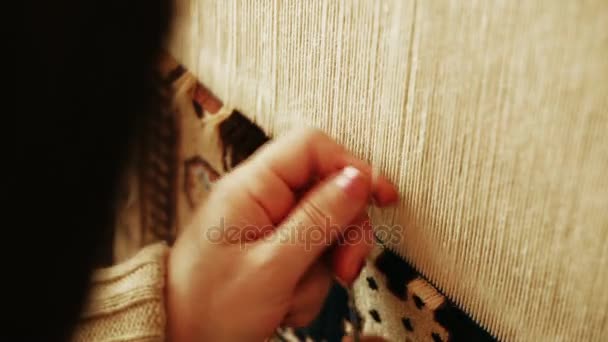 Tejido de alfombras. Mujer turca tejiendo una alfombra con paz de lana de camello genuina con una máquina de ondulación manual . — Vídeos de Stock