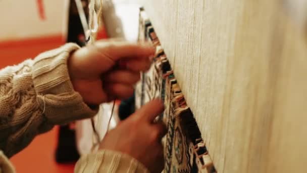 カーペットを製織します。マニュアルを振ってマシンで安心本物のキャメル ウールのカーペットを織ってトルコの女性. — ストック動画