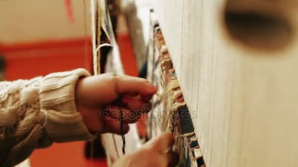 Tessitura di tappeti. Donna turca tessitura di un tappeto con la pace di vera lana di cammello con una macchina ondulante manuale . — Video Stock