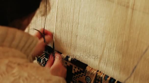 Tejido de alfombras. Mujer turca tejiendo una alfombra con paz de lana de camello genuina con una máquina de ondulación manual . — Vídeos de Stock