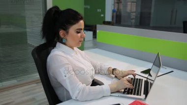 Güzel genç beyaz iş kadını işyerinde