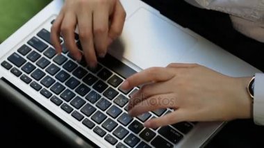 Güzel genç beyaz iş kadını işyerinde