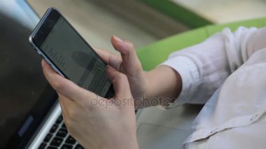 Güzel genç beyaz iş kadını işyerinde