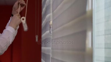 Güzel genç beyaz iş kadını işyerinde