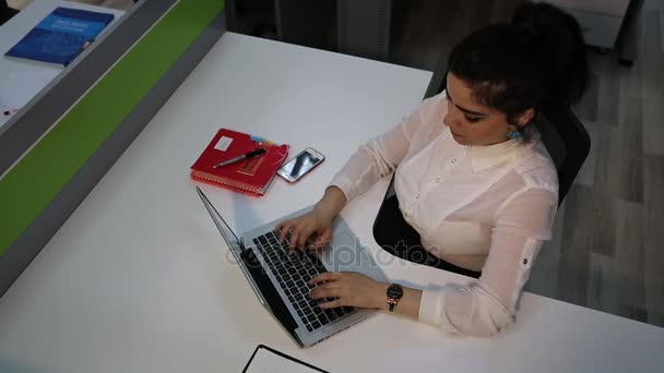 Schöne junge kaukasische Geschäftsfrau bei der Arbeit — Stockvideo